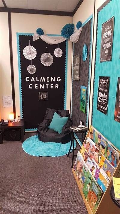 Ett lugnt rum med en saccosäck och hyllor med böcker, inrett i turkost och svart.